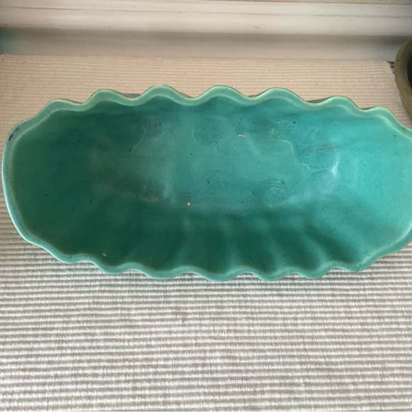 Brush Pottery 400-8 Scalloped Teal Green Ceramic Planter - Picture 3 of 9